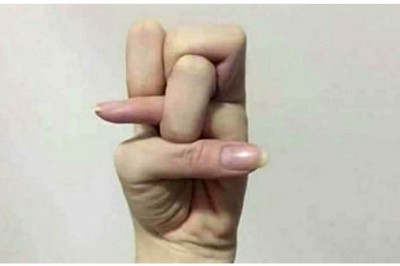 Qo'ingizni sindirmagan holda, bu barmoqlar bilan qilinadigan tryukni takrorlab ko'ring