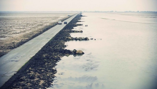 Qiziqarli dunyo: Kunida ikki mahal suv ostiga ketuvchi hayratlanarli yo’l