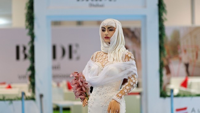 Debbie Winghamdan arab marvaridi: Dubayda  kelin ko’rinishidagi 120 kilogrammlik tort tayyorlandi