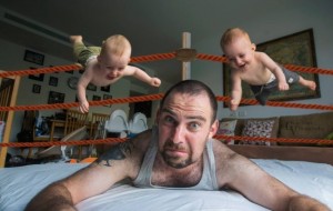 Ijodkor ota egizak farzandlarining hayotini qiziqarli fotoloyihaga aylantirdi 