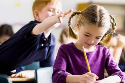 Isroil o'qituvchilari giperaktivlik va diqqat yetishmovchiligi bo'lgan bolalarga o'quv vazifalarini to'liq bajarishda qanday yordam berish kerakligini aniqladilar.